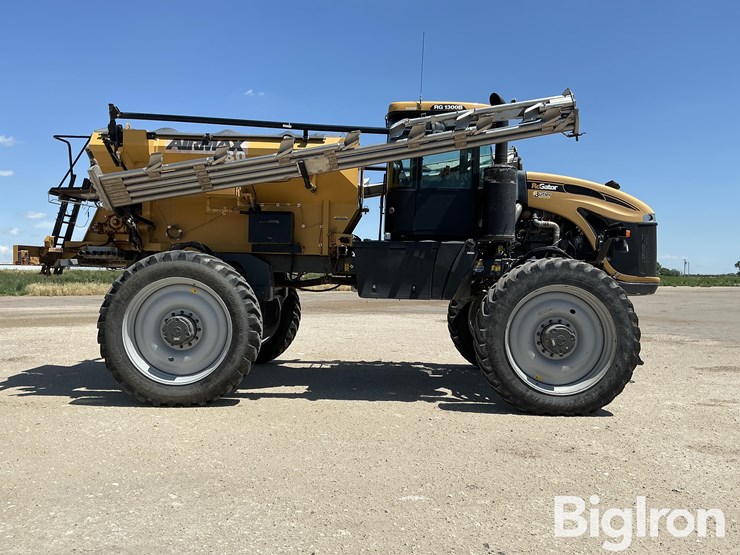 2015-rogator-1300b-self-propelled-dry-spreader-w/airmax-180-image-4