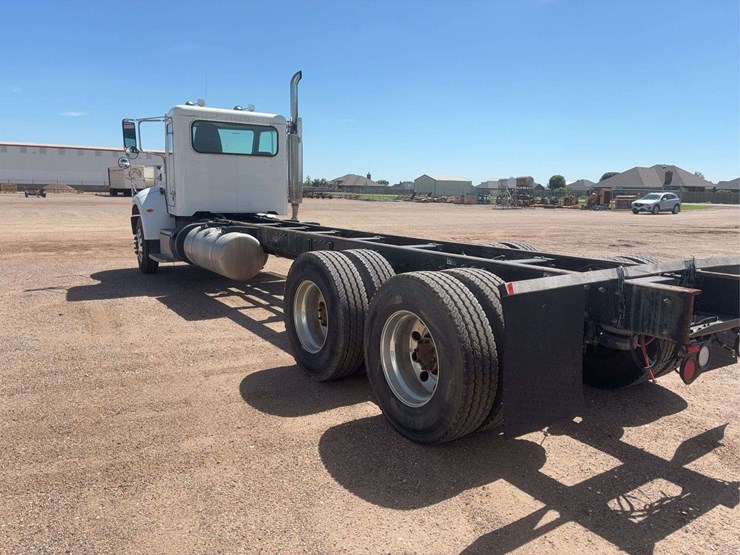 2016-peterbilt-348-image-6