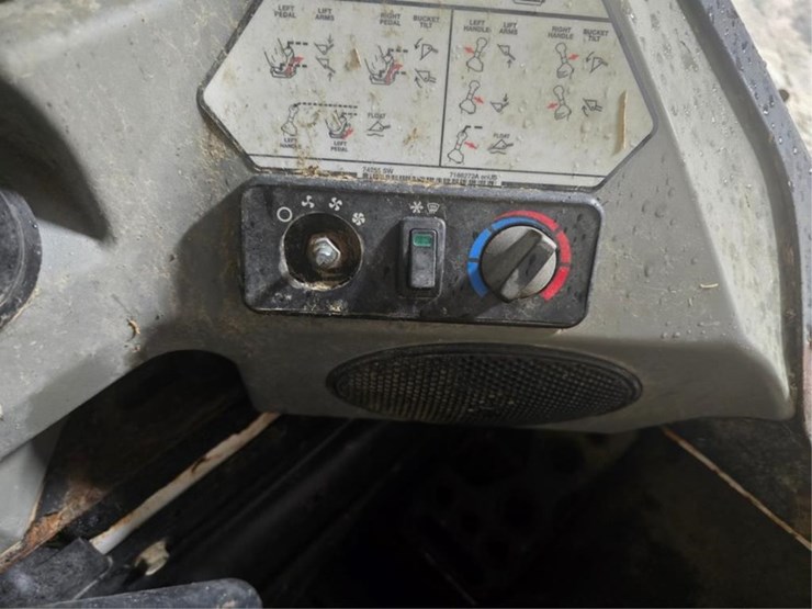 2013-bobcat-s750-image-21