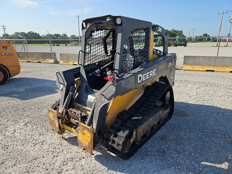 2013-deere-323d-image-22