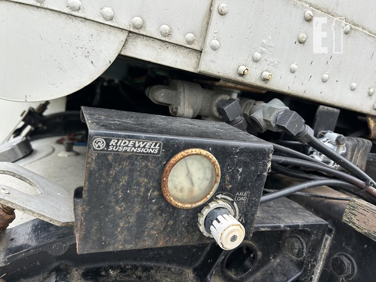 2001-freightliner-fld120-image-73