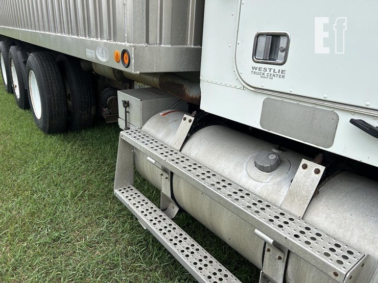 2001-freightliner-fld120-image-26