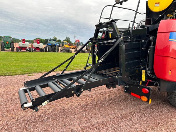 2014-new-holland-330-image-28