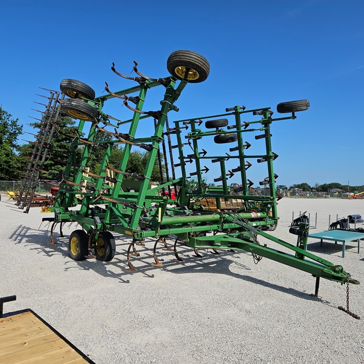 JOHN DEERE 2210