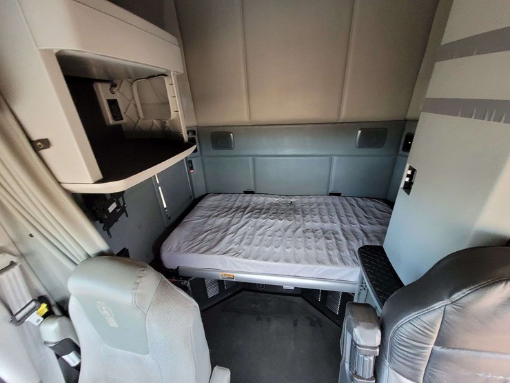 2017-kenworth-t680-image-10