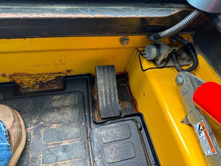 2015-new-holland-c232-image-40