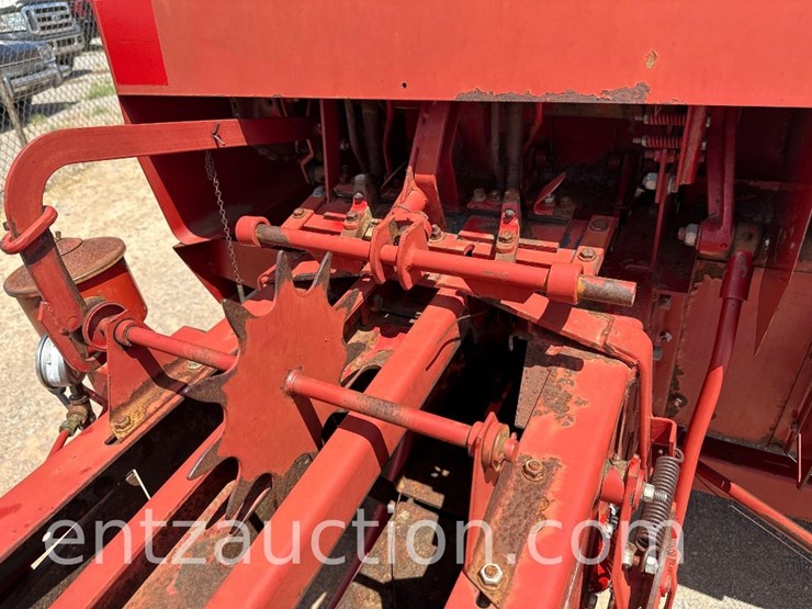 new-holland-326-image-11