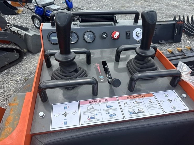 hurricane-mini-skid-steer-loader-image-5