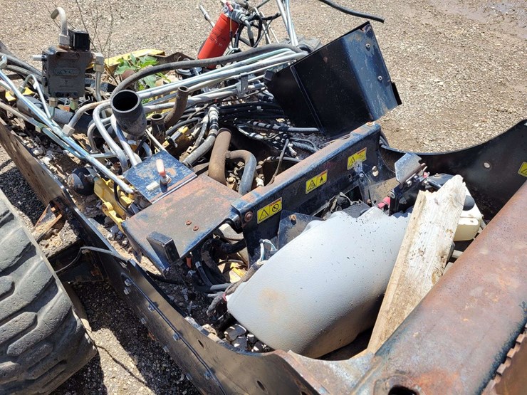 bottom-half-of-gutted-skid-steer-image-7