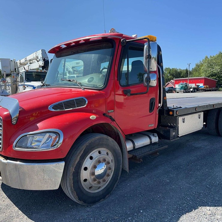 2005 Freightliner M2 106 S/A Wrecker (19’ Deck)
