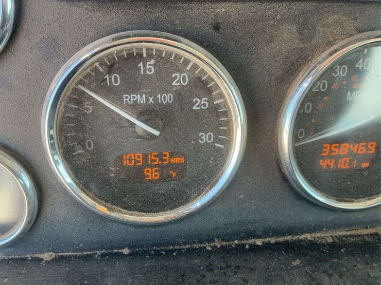 2016-peterbilt-348-image-18