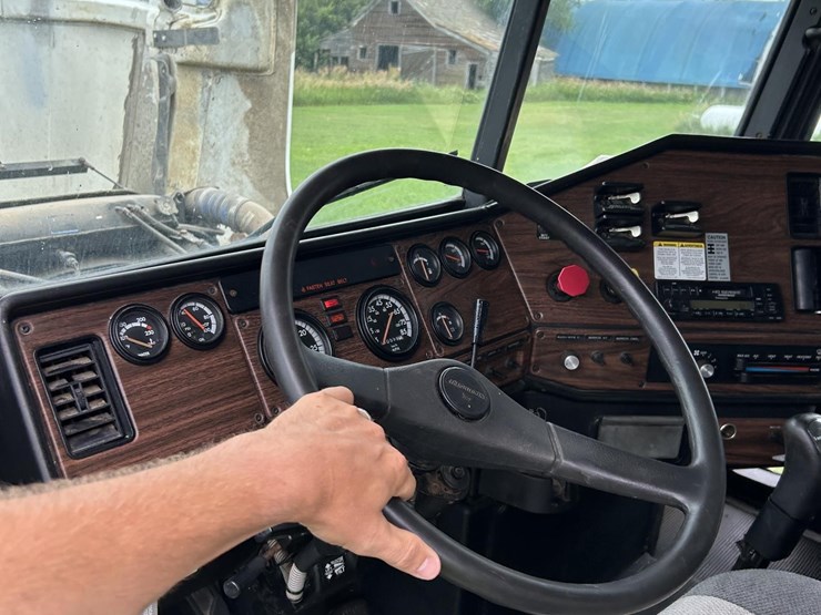2001-freightliner-fld120-image-17