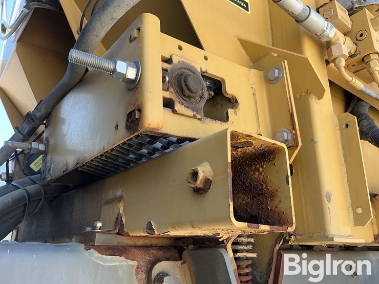 2015-rogator-1300b-self-propelled-dry-spreader-w/airmax-180-image-14