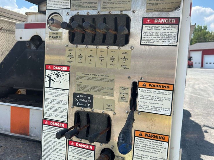 2002-freightliner-fl80-image-17