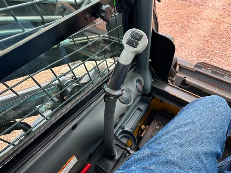 2018-new-holland-l228-image-32