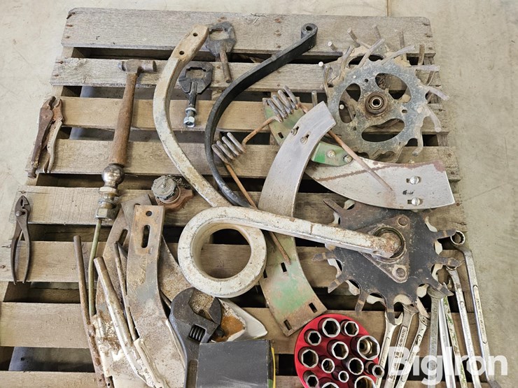 pallet-of-misc.-tools,-parts,-&-fasteners-image-15