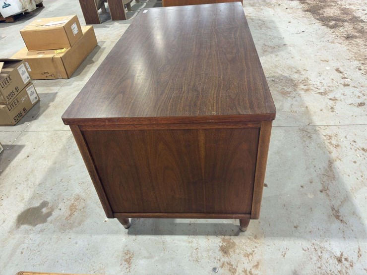 wooden-desk-image-4