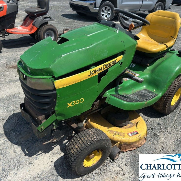 JOHN DEERE X300
