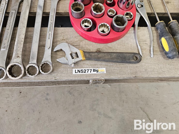 pallet-of-misc.-tools,-parts,-&-fasteners-image-17