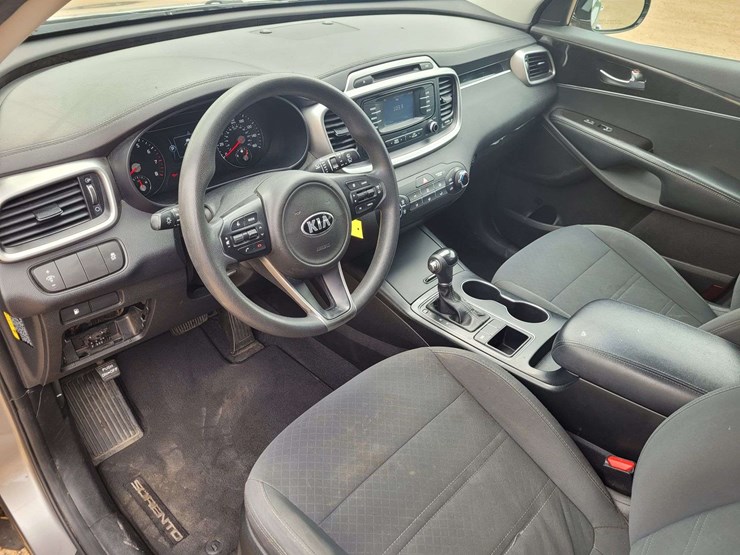 2017-kia-sorento-lx-image-10