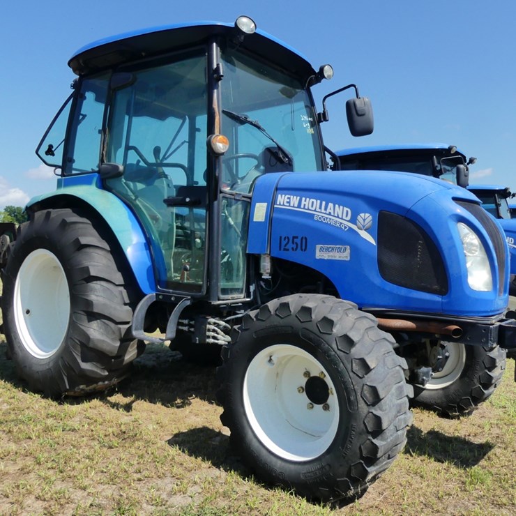 NEW HOLLAND BOOMER 47
