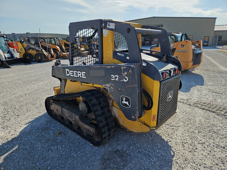 2013-deere-323d-image-18