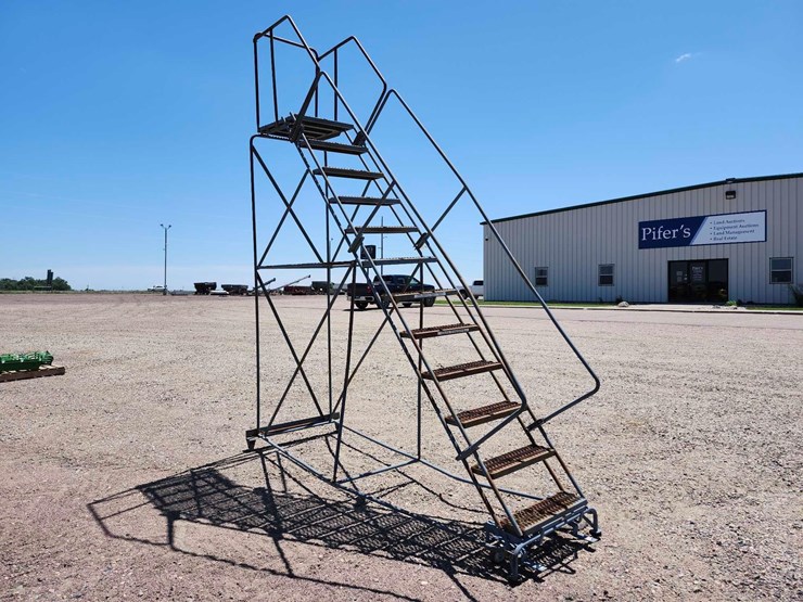 12-step-rollaway-ladder-image-2