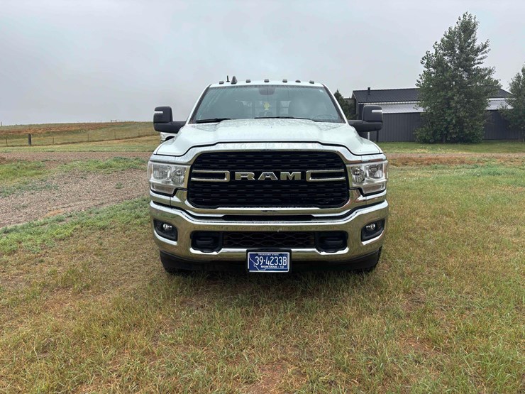 2023-ram-3500-pickup-image-3