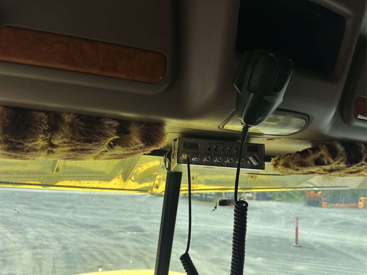 2011-peterbilt-386-image-24