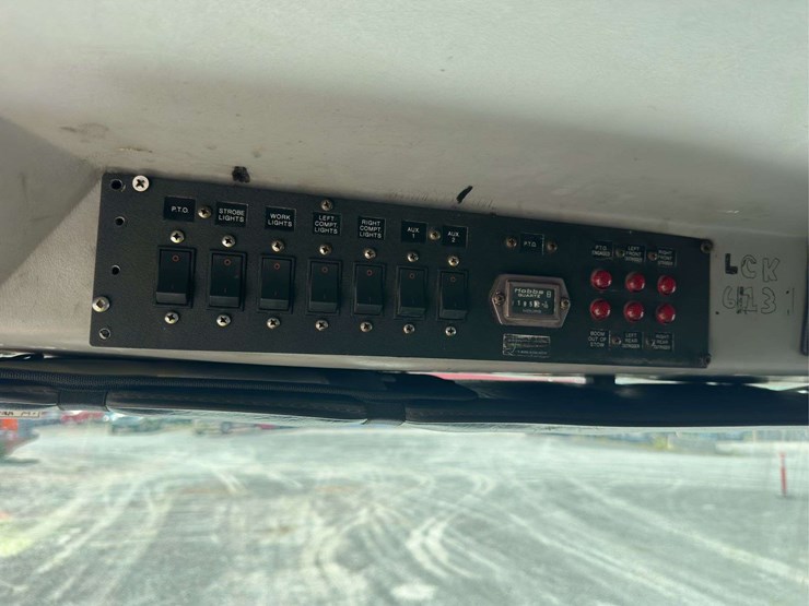 2002-freightliner-fl80-image-26