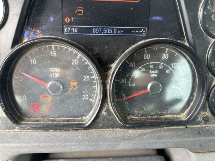 2014-peterbilt-579-image-23