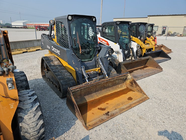 2018-deere-323e-image-24