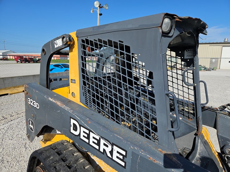 2013-deere-323d-image-11