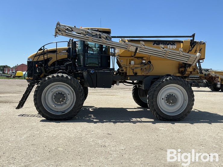 2015-rogator-1300b-self-propelled-dry-spreader-w/airmax-180-image-8