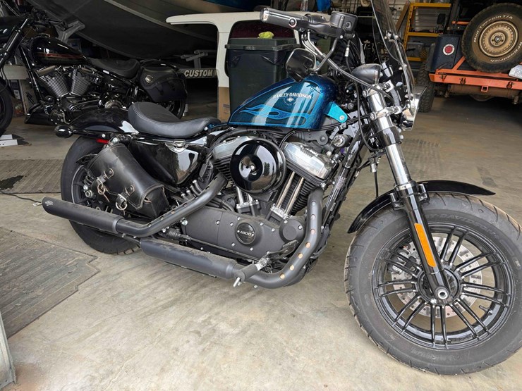 2017-harley-davidson-x11200-motorcycle-image-2