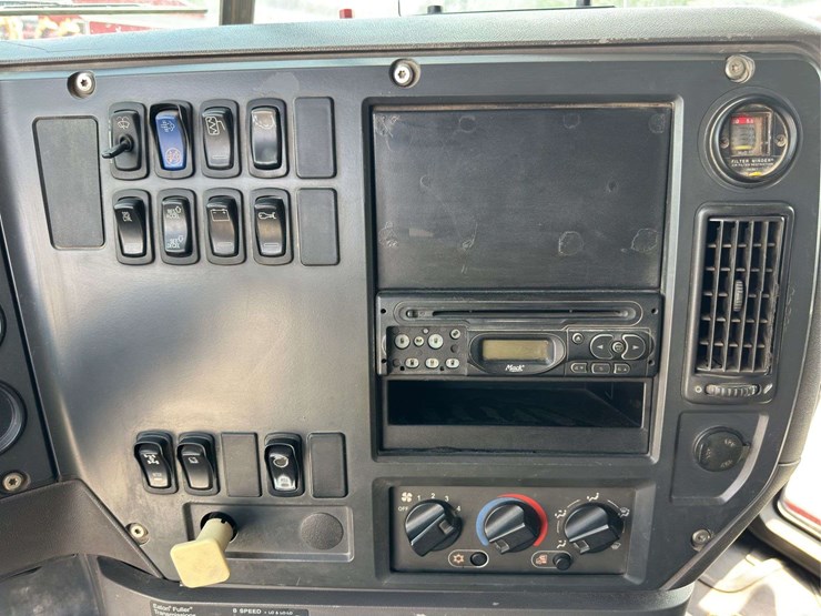 2009-mack-granite-gu813-image-18