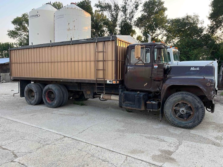 1973-mack-r600-image-4