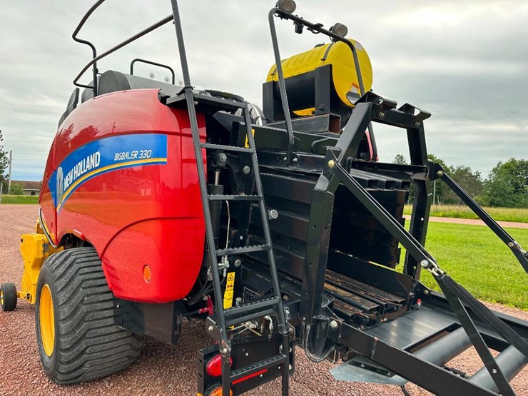 2014-new-holland-330-image-23