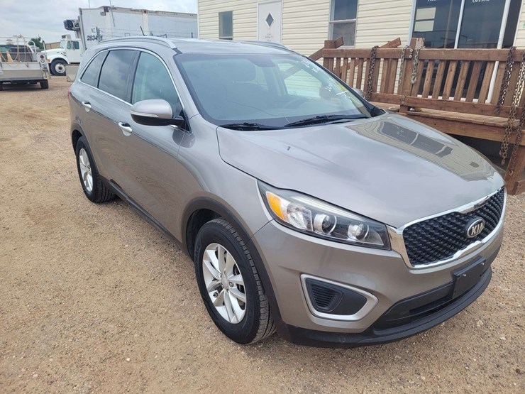 2017-kia-sorento-lx-image-2