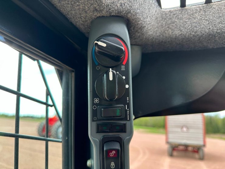 2018-new-holland-l228-image-37