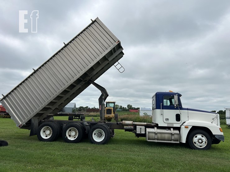 2001-freightliner-fld120-image-71