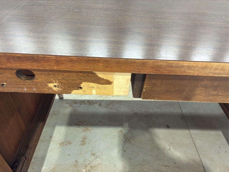 wooden-desk-image-2