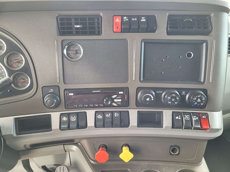 2017-kenworth-t680-image-13