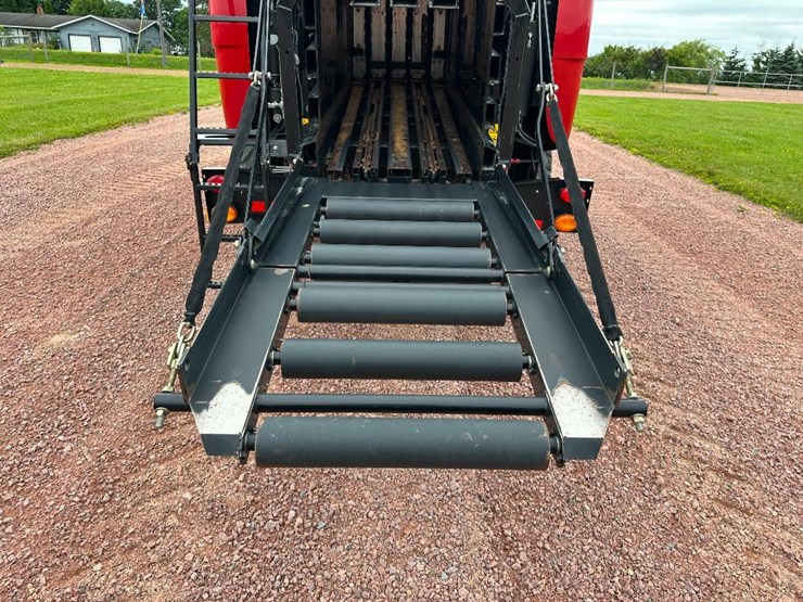 2014-new-holland-330-image-27
