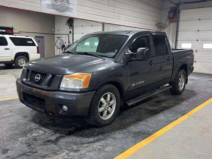 2011-nissan-titan-image-1