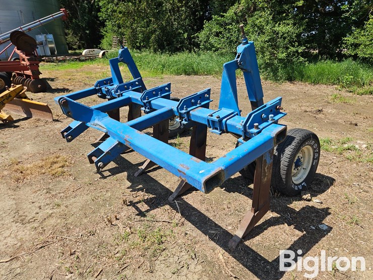 5-shank-3-pt-ripper-w/adjustable-gauge-wheels-image-1