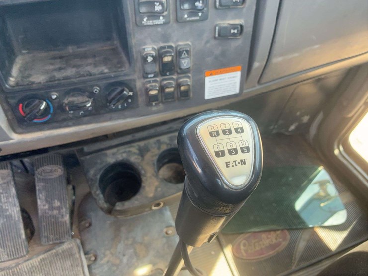 2016-peterbilt-348-image-10