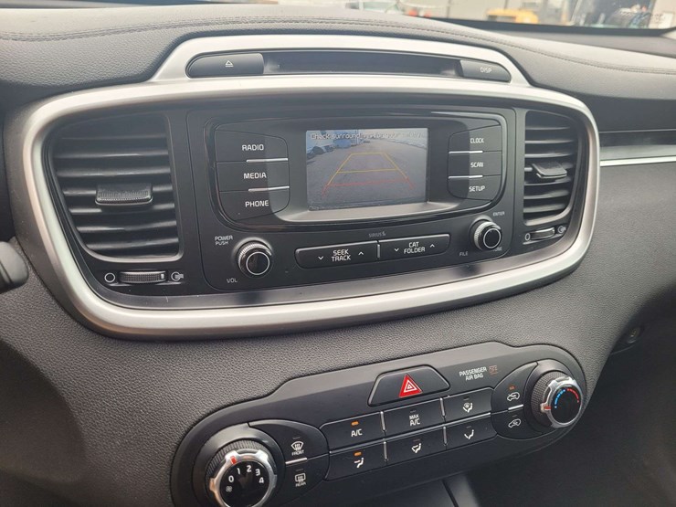 2017-kia-sorento-lx-image-12
