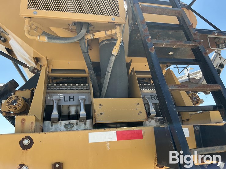 2015-rogator-1300b-self-propelled-dry-spreader-w/airmax-180-image-17