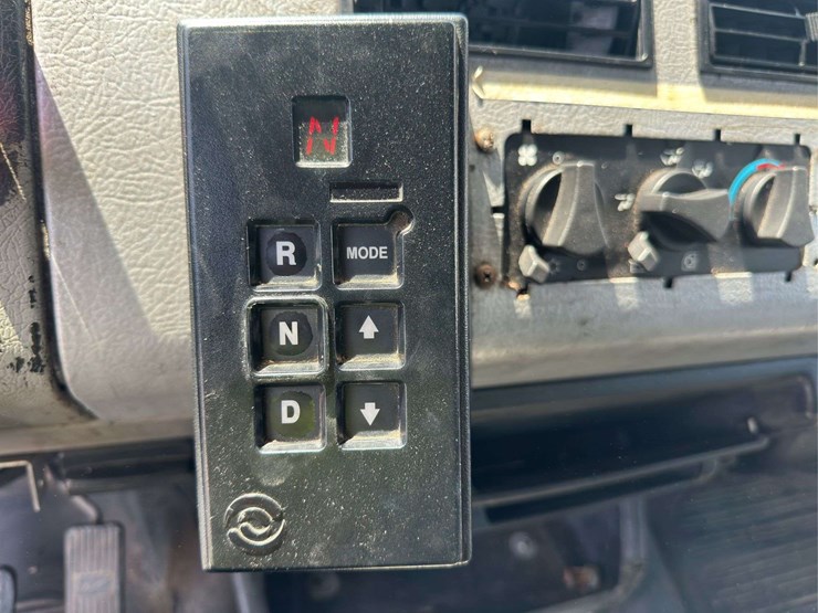 2002-freightliner-fl80-image-23